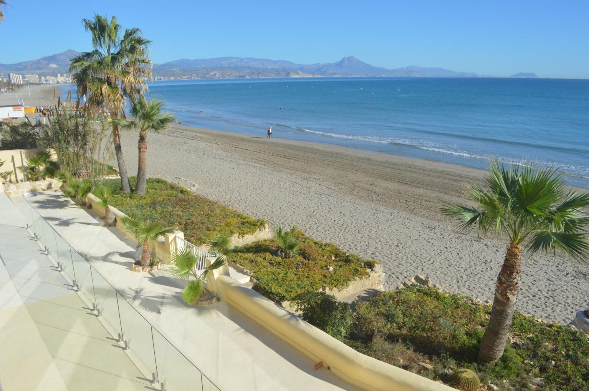 Excepcional Amanecer Al Borde De Playa Y Mar, En Roquetes Appartement *