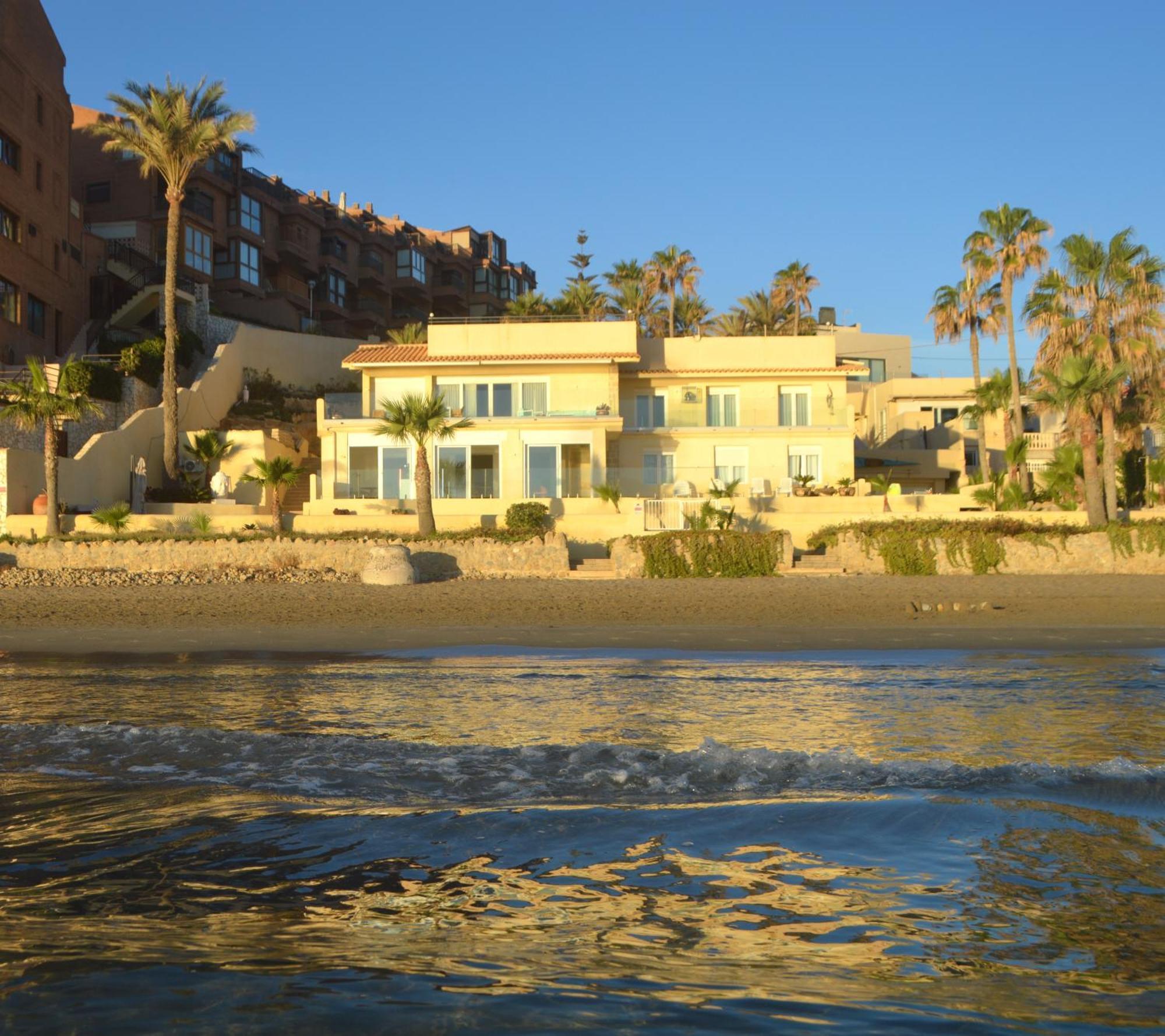 Excepcional Amanecer Al Borde De Playa Y Mar, En Roquetes Appartement